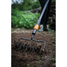 Граблі Fiskars Gardening QuikFit для проколювання газону, 30.5см, 512г (1000689)